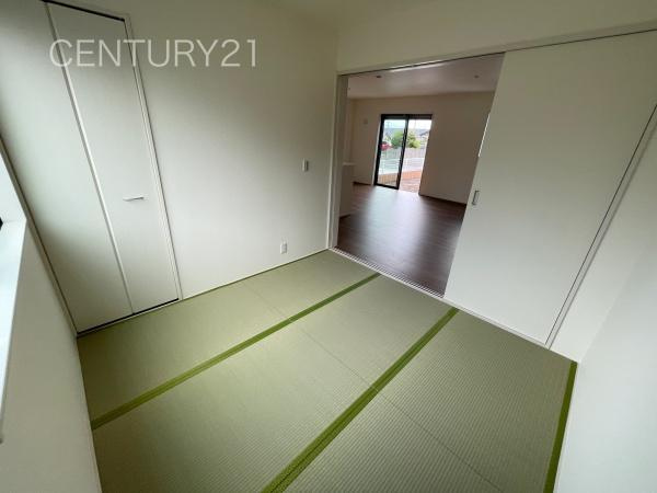 前橋市富士見町小沢 3号棟の和室|落ち着く和室です。LDKと続き間で開放感があります。
引き戸で簡単に仕切れますので状況に合わせた使い方ができます。