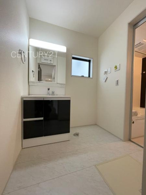 【独立洗面台】 | 前橋市富士見町小沢 3号棟 | 三面鏡付きの洗面台には鏡の裏に収納があり、すっきり片付けられます。
洗髪も可能な伸縮機能つきシャワーヘッドです。