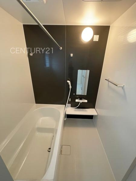 前橋市富士見町小沢 3号棟の浴室|ゆったりと寛げる大型バスタブ。
足を伸ばしたまま入浴可能です。
浴室乾燥機付きで天候が悪い日でも洗濯をして衣類を乾燥させることができます。