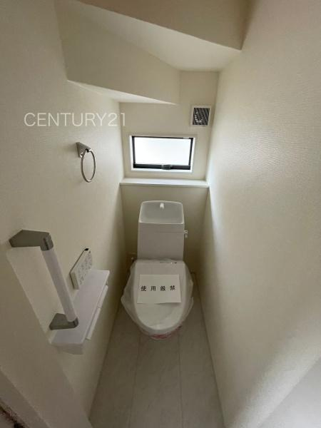 前橋市富士見町小沢 3号棟のトイレ|１階トレイです。
温水シャワー洗浄機能付きです。
手摺り付きです。