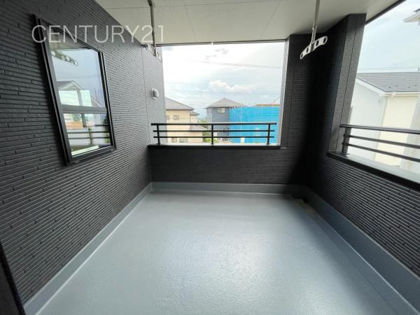 前橋市富士見町小沢 3号棟のバルコニー|天井付きバルコニーは急な雨にも安心。
干した洗濯物や布団が外壁に干渉しづらい、天井吊り下げ式の物干し金具付き。