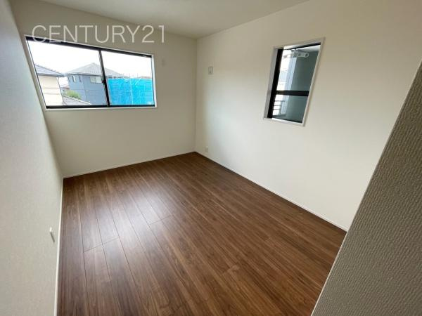 前橋市富士見町小沢 3号棟の洋室|２面採光の明るい洋室です。