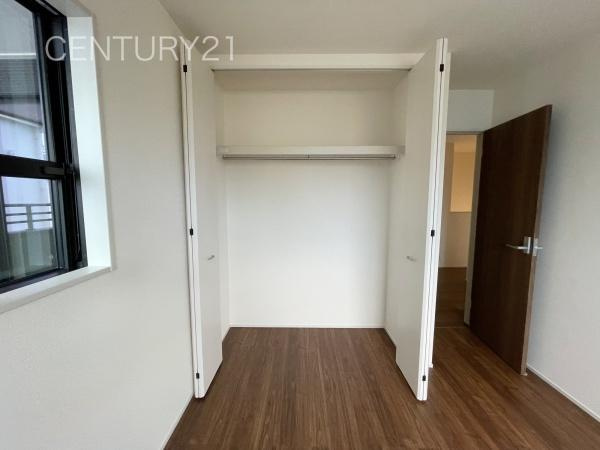 前橋市富士見町小沢 3号棟の収納|ハンガーパイプ付きクローゼットです。