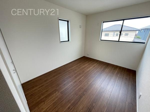 前橋市富士見町小沢 3号棟の洋室|２面採光の明るい洋室です。