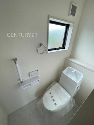 【トイレ】 | 前橋市富士見町小沢 3号棟 | ２階トイレです。
温水シャワー洗浄機能付き。
手摺り付きです。