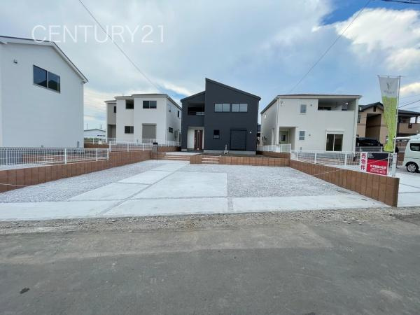 前橋市富士見町小沢 3号棟の前面道路含む現地写真|並列駐車可能な駐車場スペースです。