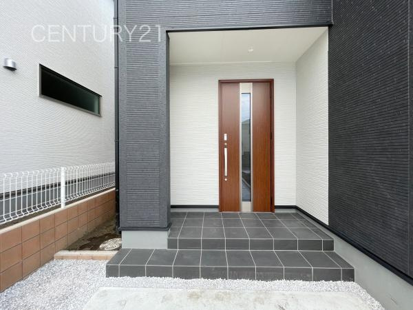 前橋市富士見町小沢 3号棟の玄関|スマートキー付きの玄関。
鍵を探すことなくドアの開閉が可能です。
郵便物を守る鍵付きポストです。
インターホンは録画機能付きで防犯面に優れます。