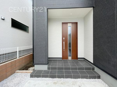 【玄関】 | 前橋市富士見町小沢 3号棟 | スマートキー付きの玄関。
鍵を探すことなくドアの開閉が可能です。
郵便物を守る鍵付きポストです。
インターホンは録画機能付きで防犯面に優れます。