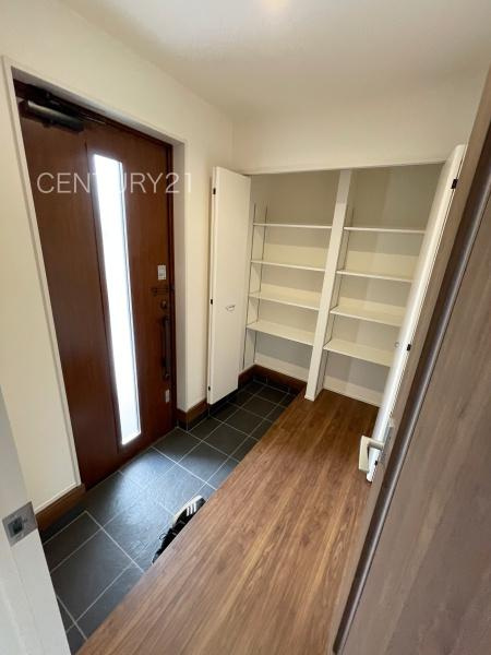 前橋市富士見町小沢 3号棟の玄関|高さ調整可能な棚付きで、沢山の収納が可能です。