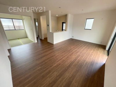 【居間・リビング】 | 前橋市富士見町小沢 3号棟 | 大きいソファーがおける広々リビング