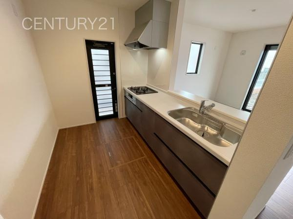 前橋市富士見町小沢 3号棟のキッチン|シンクも大きく洗い物もしやすい浄水器付。シャワーヘッドは引き出し可能、シンクの隅々まで洗い流せます。