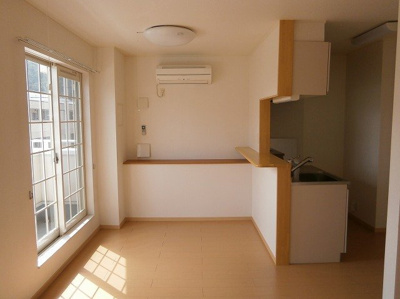 【居間・リビング】 | グラース・アンジュＣ | こちらの居間で趣味の時間をお楽しみください