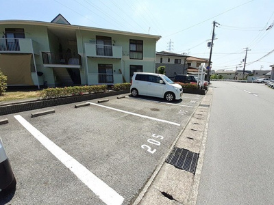 【駐車場】 | グリーンコーポ中塚 | 駐車場があるので、車を買う予定の方も安心です