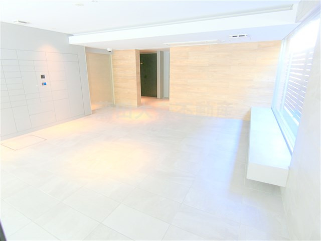 ラティエラ大森西のエントランス|広々開放感あるエントランス　防犯カメラTVモニター付オートロック宅配BOXメールBOX管理人室