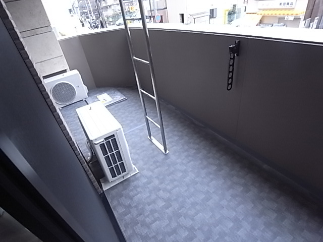 神戸市兵庫区湊町１丁目の賃貸マンションのバルコニー