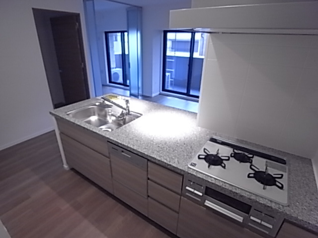 神戸市兵庫区湊町１丁目の賃貸マンションのキッチン|システムキッチン（ガス３口・食洗機付）