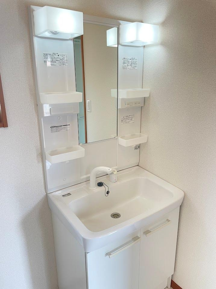 米沢市万世町牛森【中古住宅】の洗面所|洗面台は、スタイリッシュなだけでなく収納力もあります。