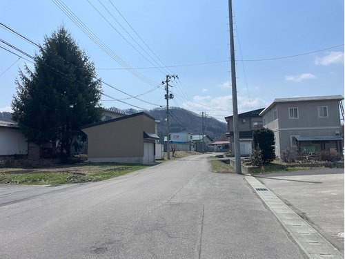 米沢市万世町牛森【中古住宅】の前面道路含む現地写真|前面道路