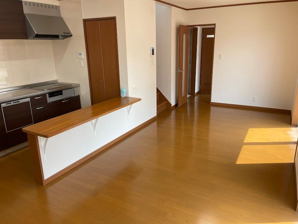 米沢市万世町牛森【中古住宅】の居間・リビング|大きなリビングは家族の団欒の場として家庭を包みます。