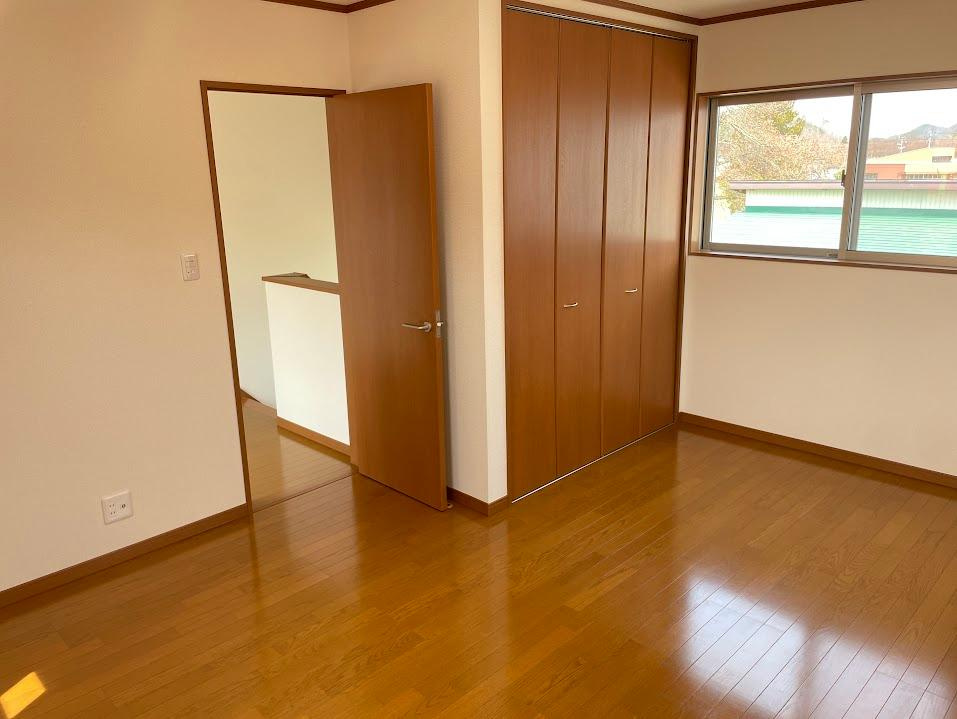 米沢市万世町牛森【中古住宅】の寝室|大きいベットを置いてもスペースの取れる寝室です。