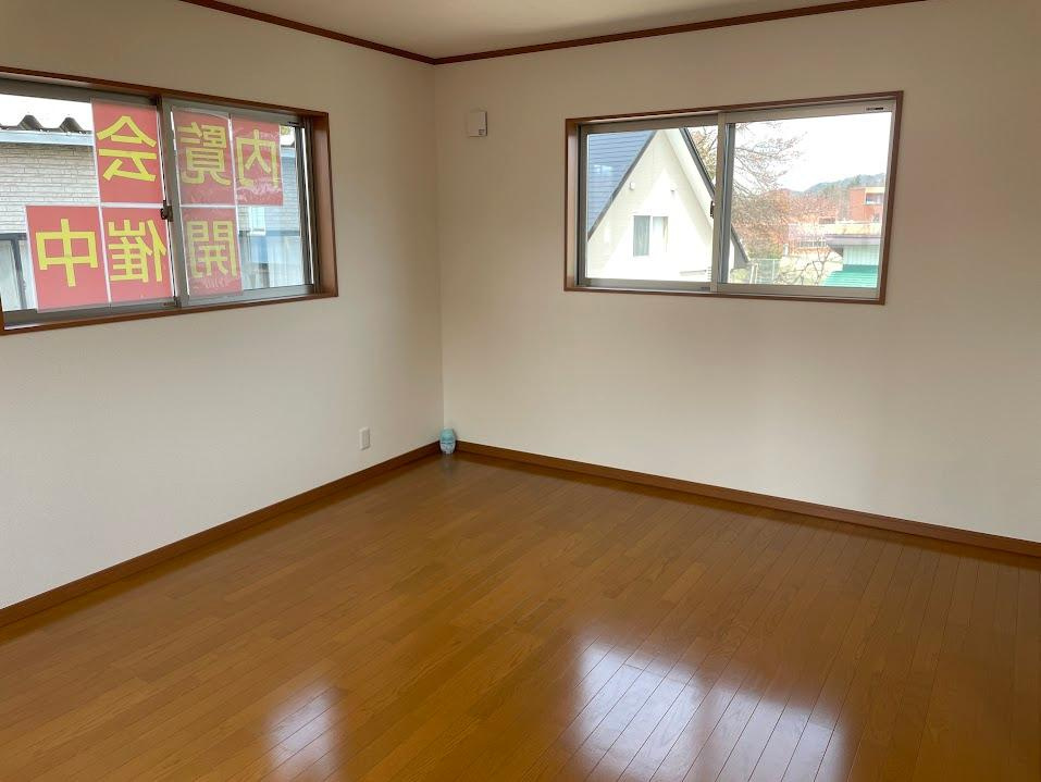 米沢市万世町牛森【中古住宅】の洋室|2階には二部屋あり、10帖・9帖ｒと広々のお家です。