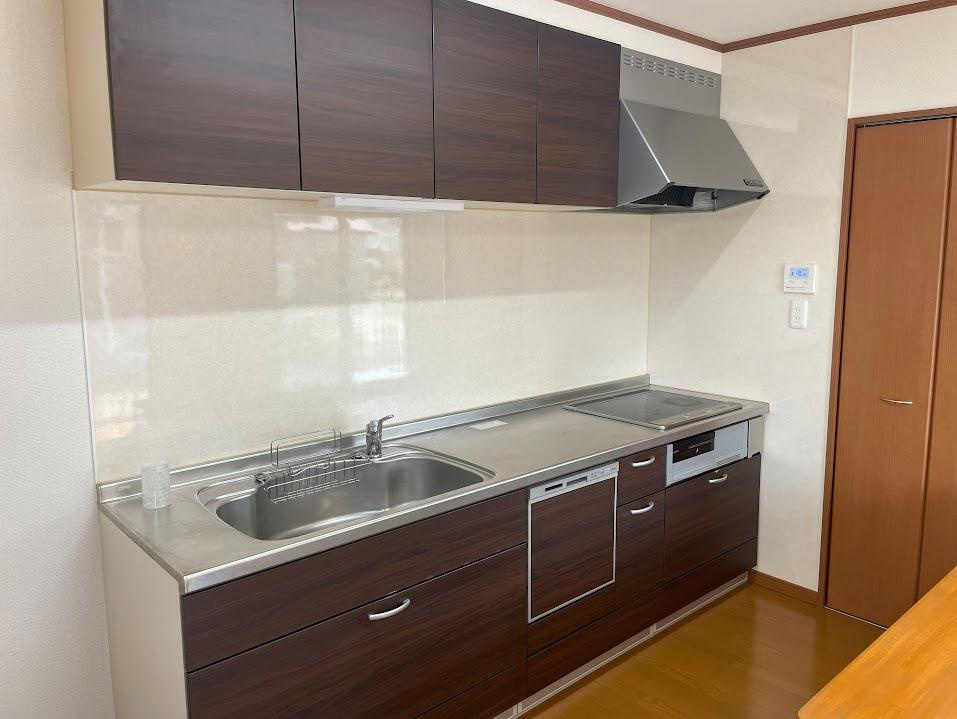 米沢市万世町牛森【中古住宅】のキッチン|広々ワイドなキッチンは料理がしやすく快適です。
