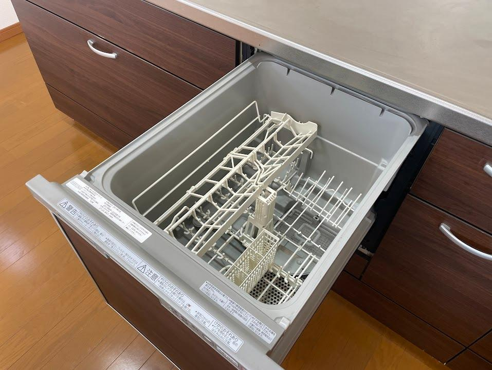 米沢市万世町牛森【中古住宅】のキッチン|食洗器は家事効率をアップできます。