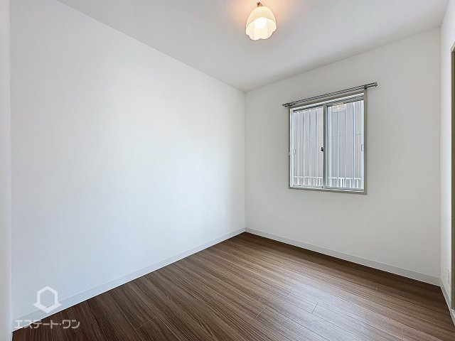 メゾンやまひこCの居間・リビング|きれいな洋室です