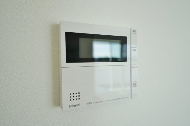 【視線が抜ける眺望】光あふれるLDKと広々バルコニーのある家｜仲介手数料無料の発電・温水設備|追い焚き・自動湯はり機能付きで、いつでも快適なバスタイム。 ご家族の入浴時間が異なっても安心して使えます。