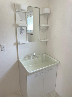 【洗面所】 | 米沢市東【中古住宅】 | 洗面台は、スタイリッシュなだけでなく収納力もあります。