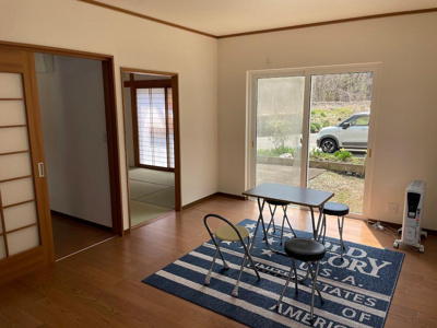 【居間・リビング】 | 米沢市東【中古住宅】 | 大きなリビングは家族の団欒の場として家庭を包みます。