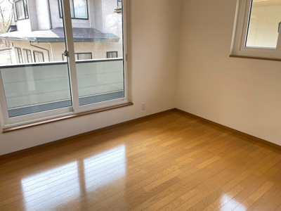 【寝室】 | 米沢市東【中古住宅】 | 大きいベットを置いてもスペースの取れる寝室です。