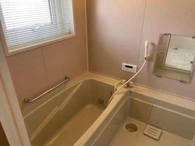 【浴室】 | 米沢市東【中古住宅】 | 広々浴室は、ゆったりとくつろいで疲れを癒す空間です。
