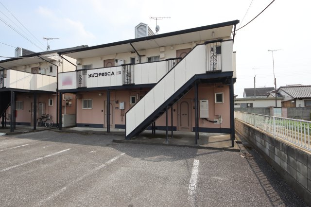 メゾンやまひこAの外観|近くに小学校やコンビニ・公園などがありますよ♪