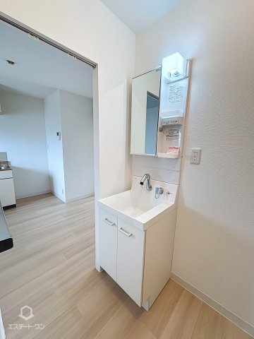 メゾンやまひこAの洗面所|明るい洗面所です