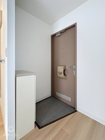 メゾンやまひこAの玄関|収納もある玄関です