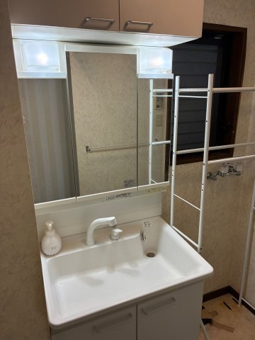 国玉通2丁目中古戸建の独立洗面台|1階洗面台