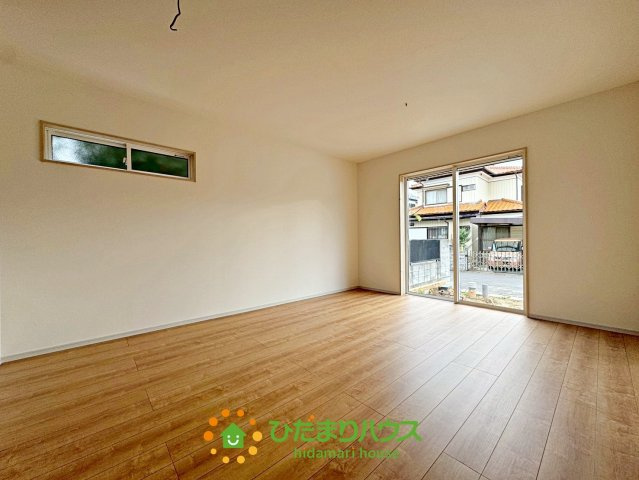 加須市久下２丁目　新築一戸建て　03　いろどりアイタウンの居間・リビング|家族時間を豊かに過ごせる15.5帖リビング。