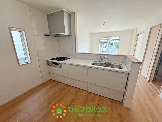 加須市久下２丁目　新築一戸建て　03　いろどりアイタウンのキッチン|対面式キッチンでリビング全治を見渡せます。。