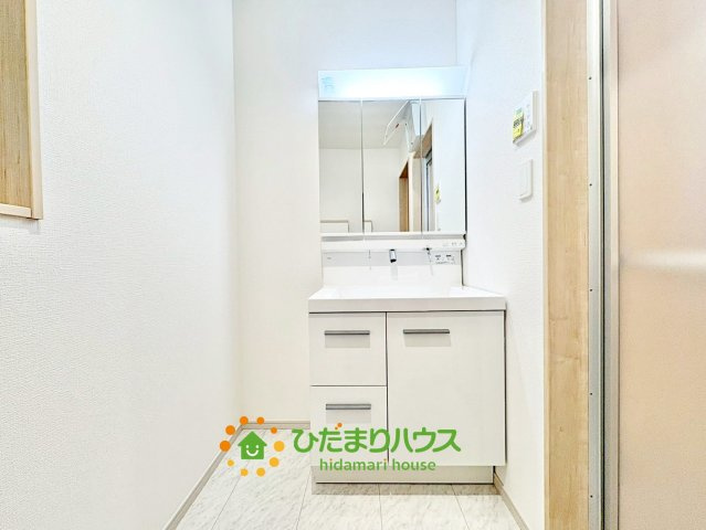 加須市久下２丁目　新築一戸建て　03　いろどりアイタウンの洗面所|収納たっぷりの三面鏡付き独立洗面台完備。