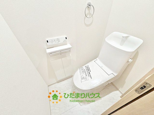 加須市久下２丁目　新築一戸建て　03　いろどりアイタウンのトイレ|モダンでお洒落！清潔感のある掃除のしやすいトイレです。