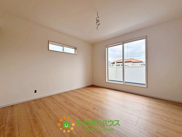 加須市久下２丁目　新築一戸建て　03　いろどりアイタウンの寝室|ご家族みんなでおやすみになれる癒しの８帖主寝室。。