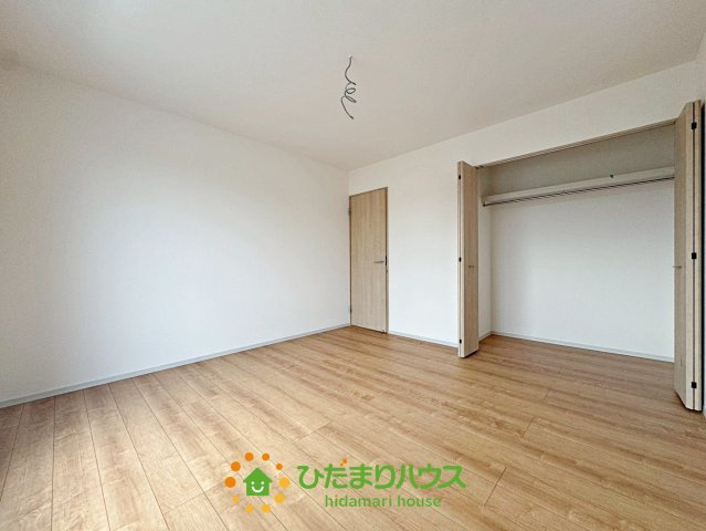 加須市久下２丁目　新築一戸建て　03　いろどりアイタウンの収納|衣類にしわをつけにくいハンガーパイプ付きクローゼット。