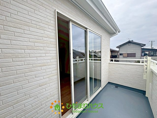 加須市久下２丁目　新築一戸建て　03　いろどりアイタウンのバルコニー|しっかり幅を確保でお布団やお洋服を干すのも快適。