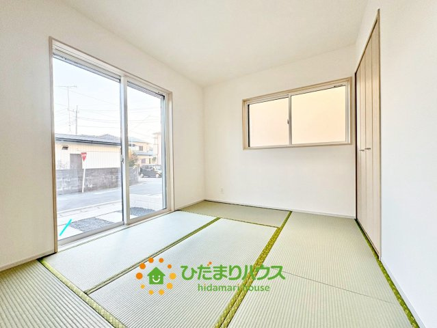 加須市久下２丁目　新築一戸建て　03　いろどりアイタウンの和室|６帖和室はつい寝転がりたくなる畳のお部屋。