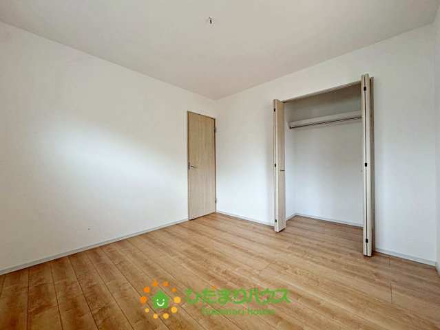 加須市久下２丁目　新築一戸建て　03　いろどりアイタウンの収納|上段にはバッグや帽子をしまえます。