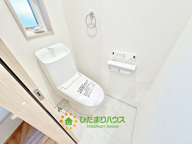 加須市久下２丁目　新築一戸建て　03　いろどりアイタウンのトイレ|小窓付きの換気のしやすいトイレ。