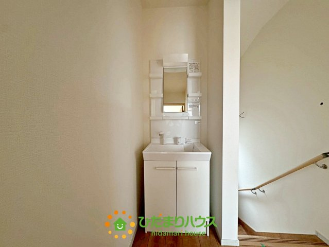 加須市久下２丁目　新築一戸建て　03　いろどりアイタウンの独立洗面台|２つの洗面台完備！使いたいタイミングがかぶっても安心です。