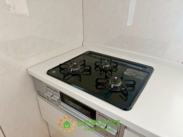 加須市久下２丁目　新築一戸建て　03　いろどりアイタウンの設備|お料理の同時進行で効率アップ！３口コンロ付き！