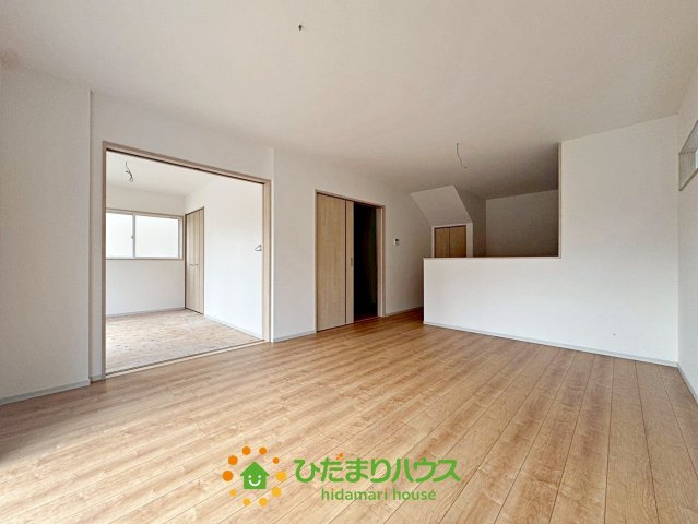 加須市久下２丁目　新築一戸建て　03　いろどりアイタウンの居間・リビング|隣接和室との繋がりで開放的なリビングスペース。